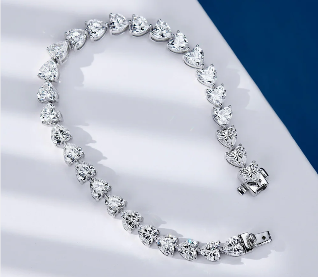 Heartfelt Sparkle: Discover the Elegance of R&J Studio's Heart-Shaped Natural Zircon Bracelet