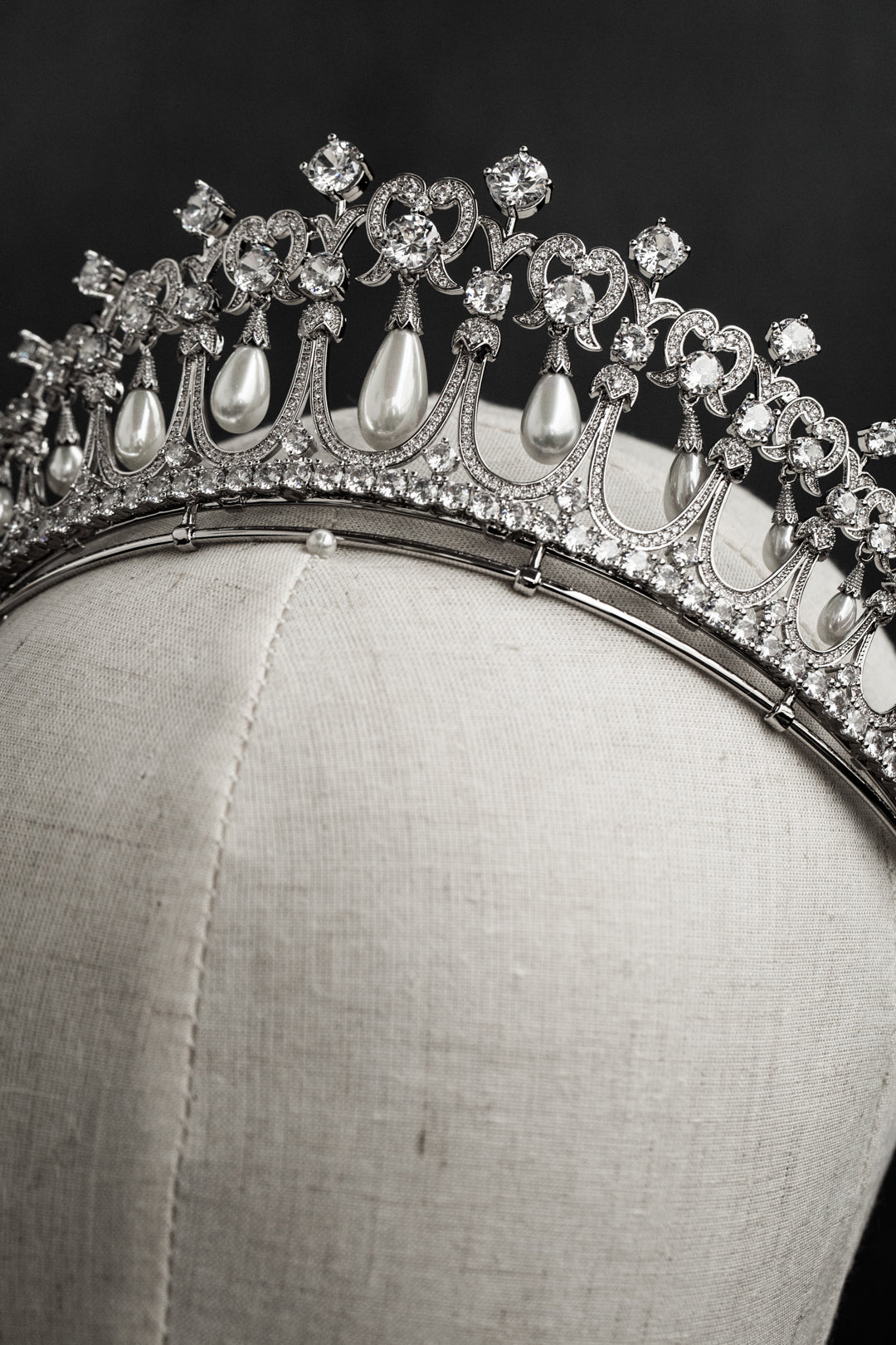 Heart Design Tiara – White Gold Look with Pearls and Sparkling Zircon