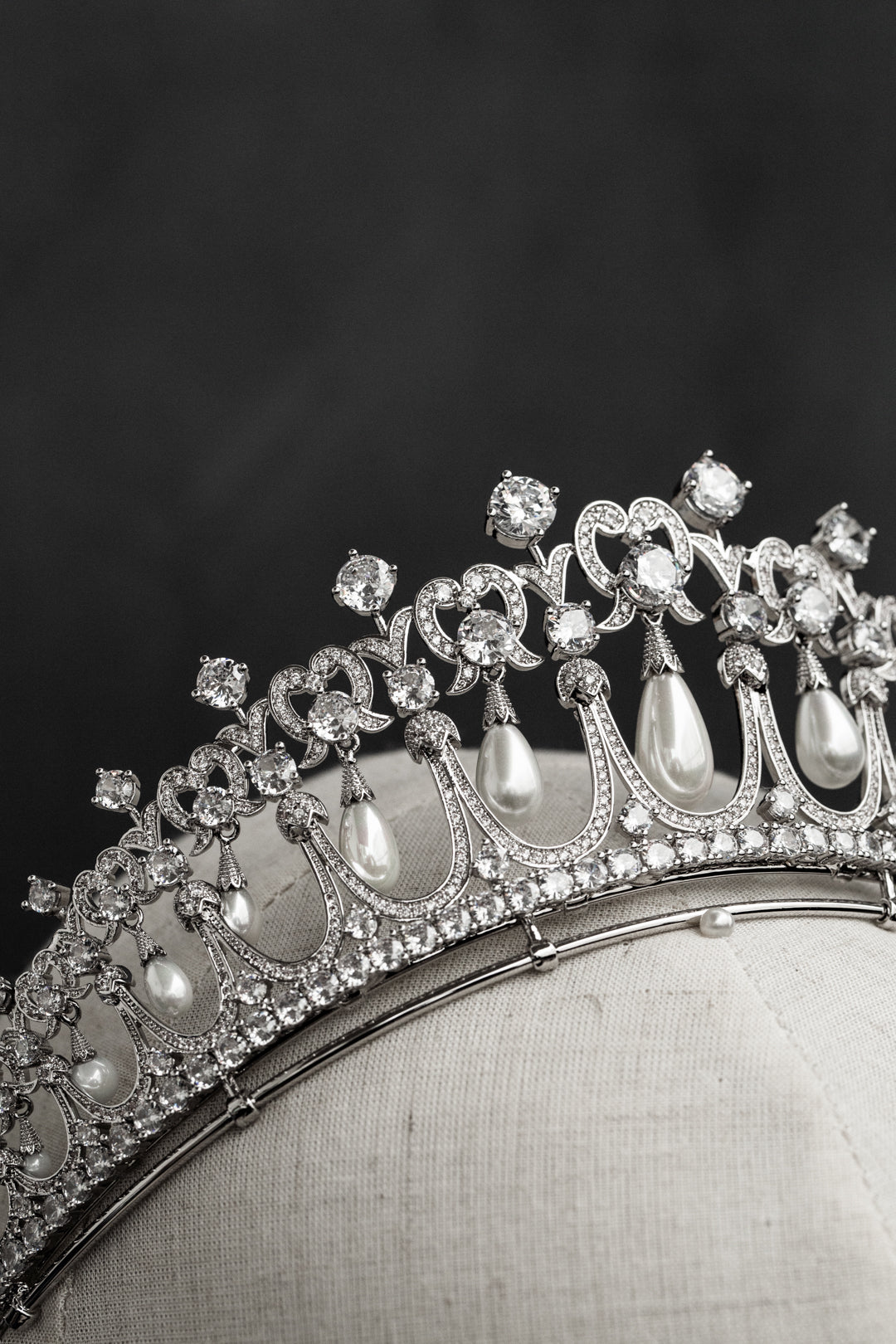 Heart Design Tiara – White Gold Look with Pearls and Sparkling Zircon