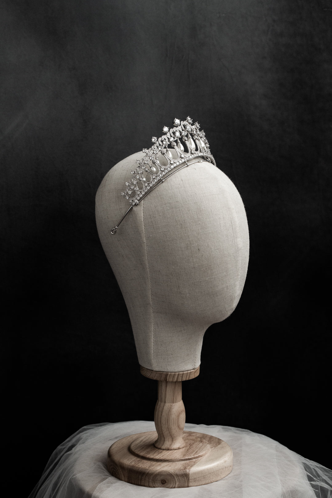 Heart Design Tiara – White Gold Look with Pearls and Sparkling Zircon