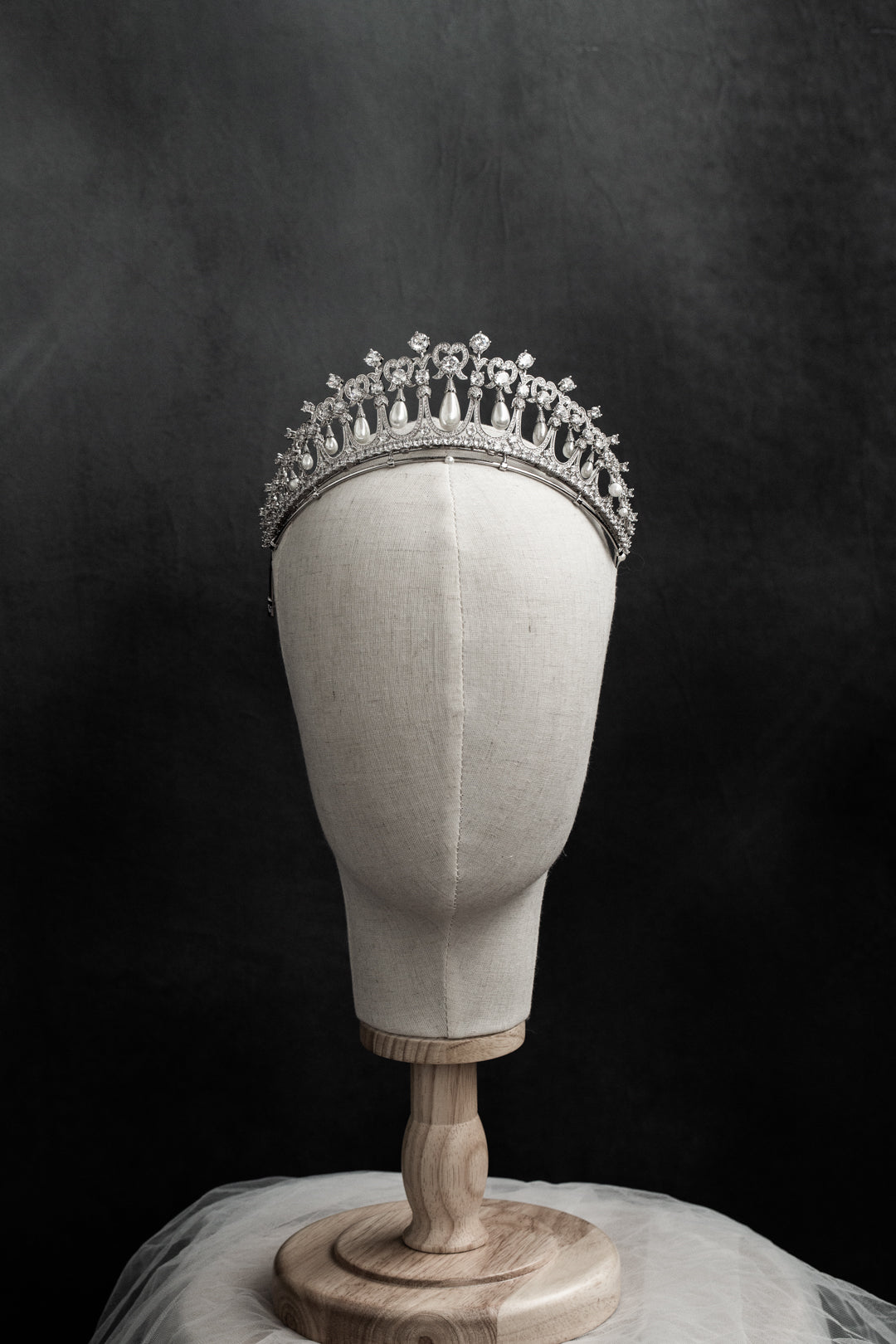 Heart Design Tiara – White Gold Look with Pearls and Sparkling Zircon