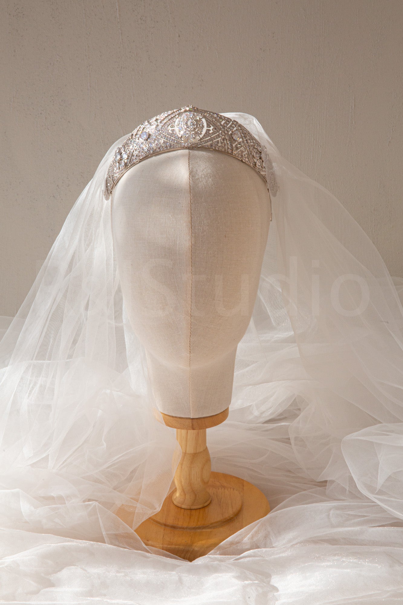 Vintage-Inspired Silver Crystal Tiara – Art Deco Bridal Crown