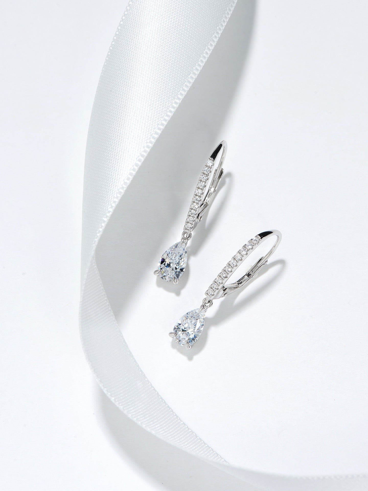 Pear-Cut Zircon Drop Earrings – 0.8CT Gold-Plated Silver with Hook Design