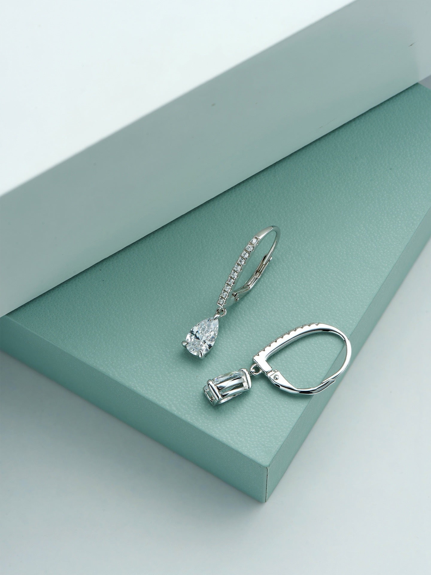 Pear-Cut Zircon Drop Earrings – 0.8CT Gold-Plated Silver with Hook Design